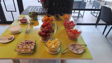 Une table de buffet proposant divers plats et accompagnements.