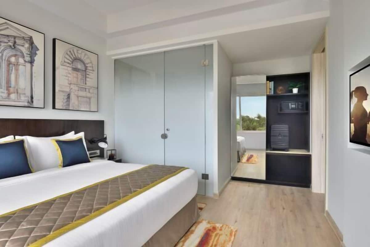 Edredón, minibar, caja de seguridad en la habitación y escritorio