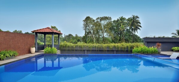 Outdoor pool, pool umbrellas - Citadines Arpora Nagoa Goa (Arpora)