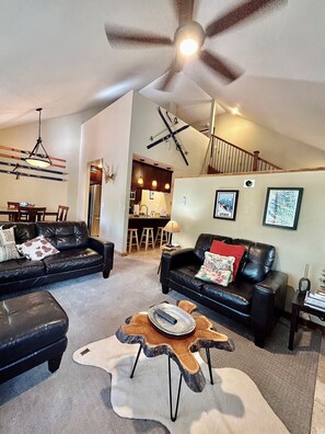Smart TV, fireplace, printers - Ski Condo just below the Canyons base area. Winter 2025/26 dates are open! (Park City)
