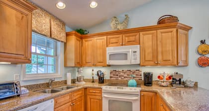 Condo with pool, tennis, fireplace, central AC, washer/dryer - snowbirds welcome