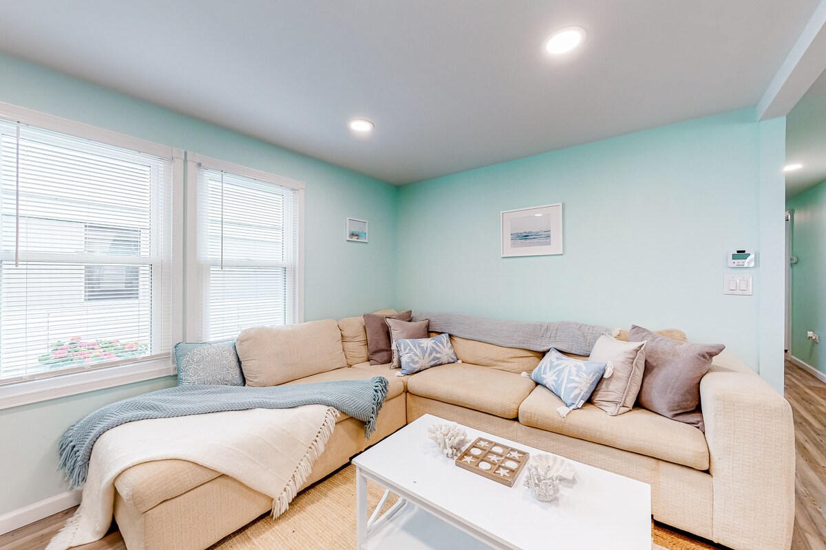 Updated dog-friendly home with gas grill, 2 pools, 2 tennis courts, fishing pier