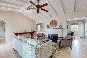 TV, peis og musikkbibliotek