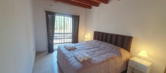 La casa está ubicada en Ciudad de Mendoza con vista a la Cordillera de los Andes
