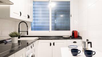 Réfrigérateur, micro-ondes, plaque de cuisson, cafetiÚre/bouilloire