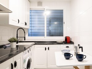 Kühlschrank, Mikrowelle, Herdplatte, Wasserkocher mit Kaffee-/Teezubehör