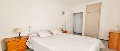2 bedrooms, iron/ironing board, Internet