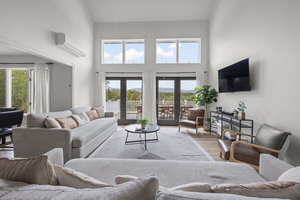 Smart TV, fireplace, ping pong, stereo