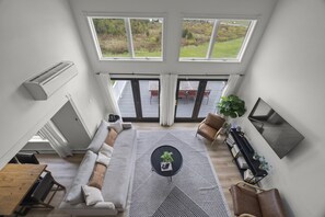 Smart TV, fireplace, ping pong, stereo