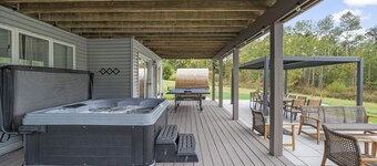Catskill Retreat Hot Tub, Fire Pit, Pool!