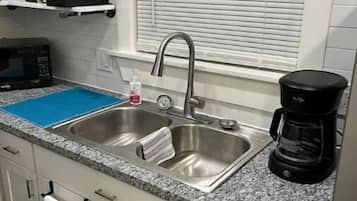 Microondas, horno, parrilla de estufa y cafetera y tetera