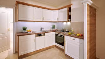 Een koelkast, een oven, een kookplaat, een vaatwasser