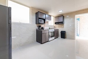 Refrigerador, microondas, parrilla de estufa y cafetera y tetera 