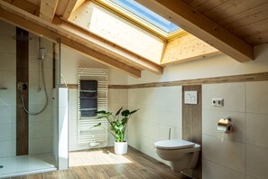Shower, hair dryer, towels - Ferienwohnung Jennerblick, 85 qm, 1-4 Personen, 2 Separate Schlafzimmer, Wohn- Esszimmer, Bad, Balkon (Schönau am Königssee)