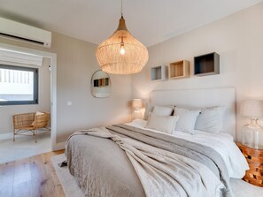 4 bedrooms, iron/ironing board, internet, bed sheets