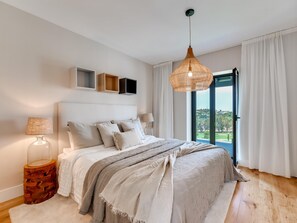 4 bedrooms, iron/ironing board, internet, bed sheets