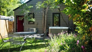 A house with a patio, a table, and chairs. - Downtown Bend Vacation Cottage (Bend)