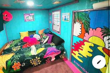 1 bedroom, WiFi, bed sheets. NEW - Hippie Hut Minutes from the Boat Ramp