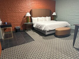 Business Suite | Laptop workspace, soundproofing, free WiFi, bed sheets