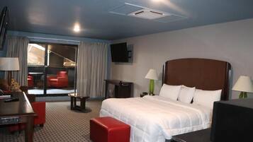 Suite | Laptop workspace, soundproofing, free WiFi, bed sheets