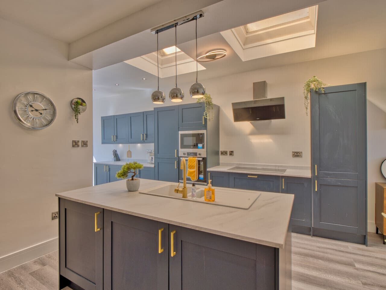 Jääkaappi, mikroaaltouuni, uuni, liesi