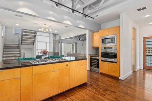 Fridge, microwave, oven, stovetop - Houston Wanderlust (Houston)