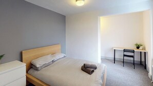A bedroom with a bed, a desk, and a chair. - City Centre-University Home from Home (Sunderland)