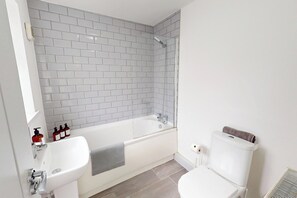 Combined shower/bathtub, hair dryer, towels