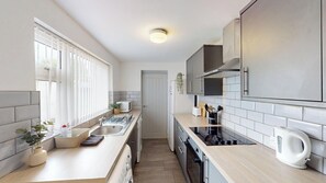 Frigorífic, microones, forn i placa de cuina