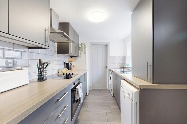 Fridge, microwave, oven, stovetop - City Centre-Uni Cottage - Ideal Location (Sunderland)