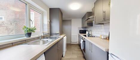 Kühlschrank, Mikrowelle, Ofen, Herdplatte