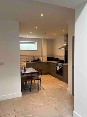 Fridge, microwave, oven, stovetop - Remarkable 1-Bed Studio in Downham Market (Downham Market)