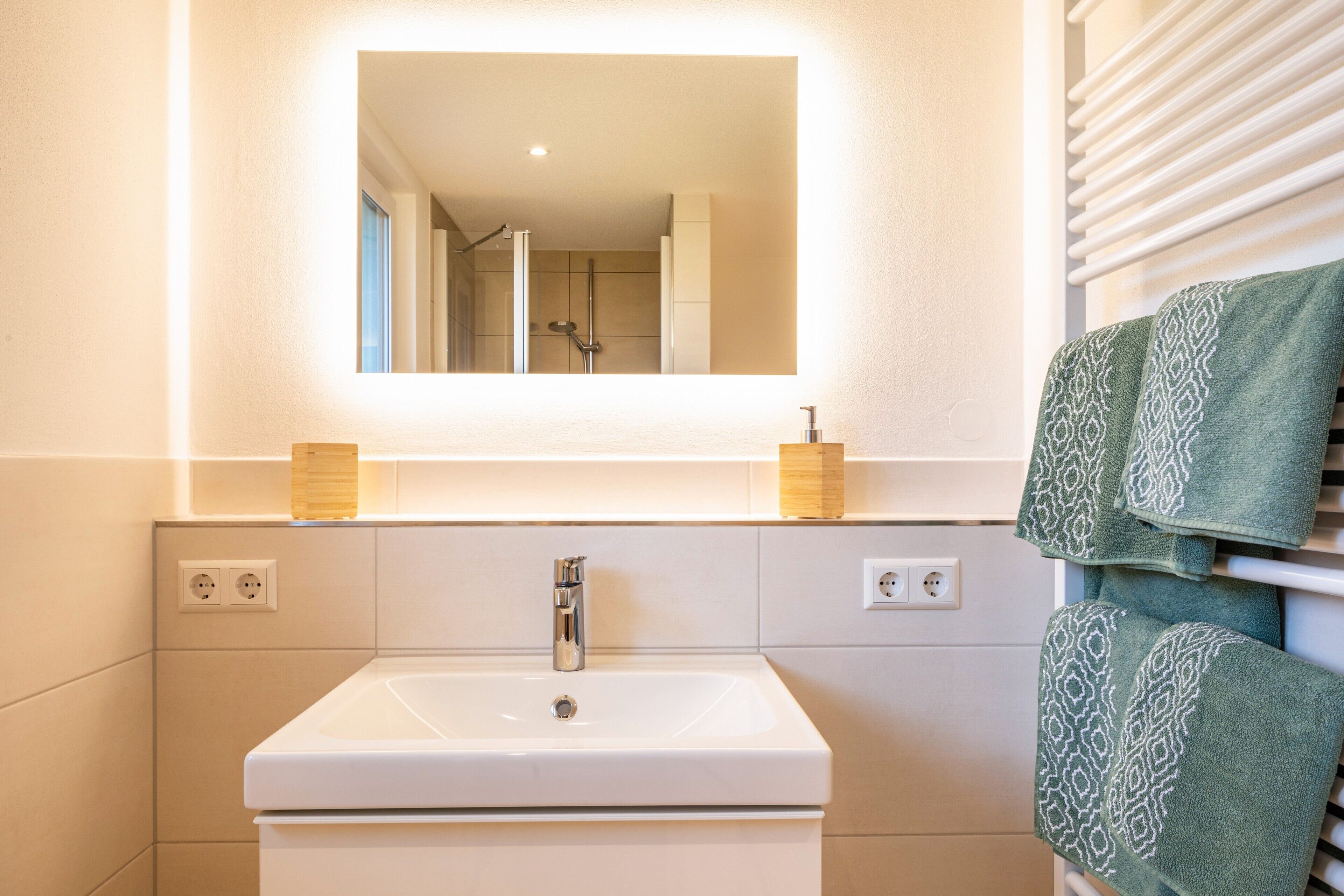 Doccia, set di cortesia gratuito, asciugacapelli, asciugamani