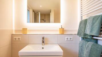 Doccia, set di cortesia gratuito, asciugacapelli, asciugamani