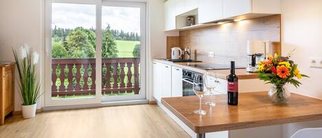 Fridge, oven, stovetop, dishwasher