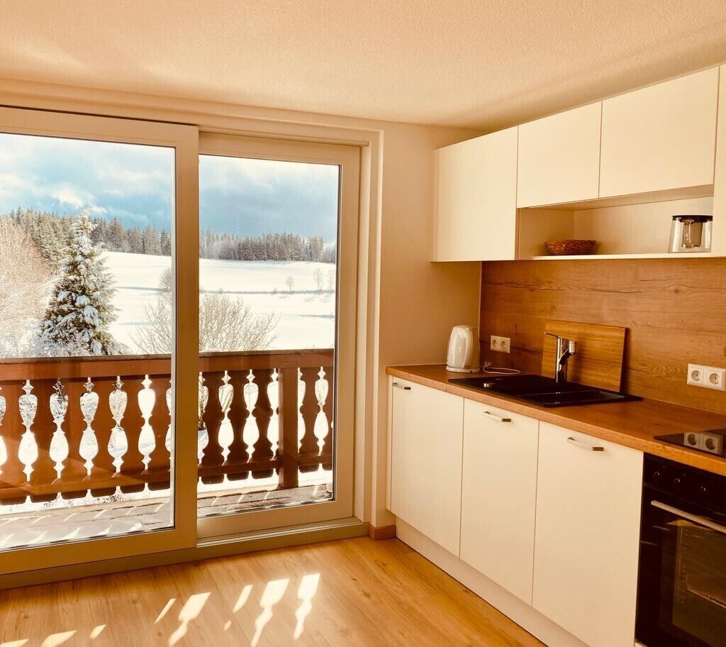 Coffee/tea maker, fridge, oven, stovetop