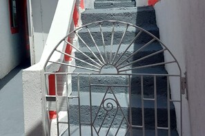 Exterior detail - House - Sleeps 2 - Parking - Patio (St Thomas)