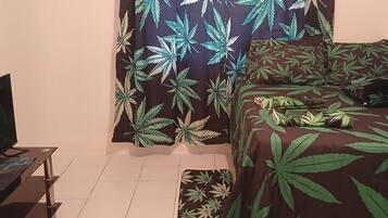 1 slaapkamer, een strijkplank/strijkijzer, wifi, beddengoed