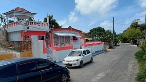 Parkeerplaatsen op het terrein