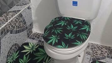 Een douche, handdoeken