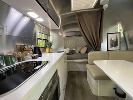 Cocina compacta para autocaravana con pileta, cocina y alacenas.