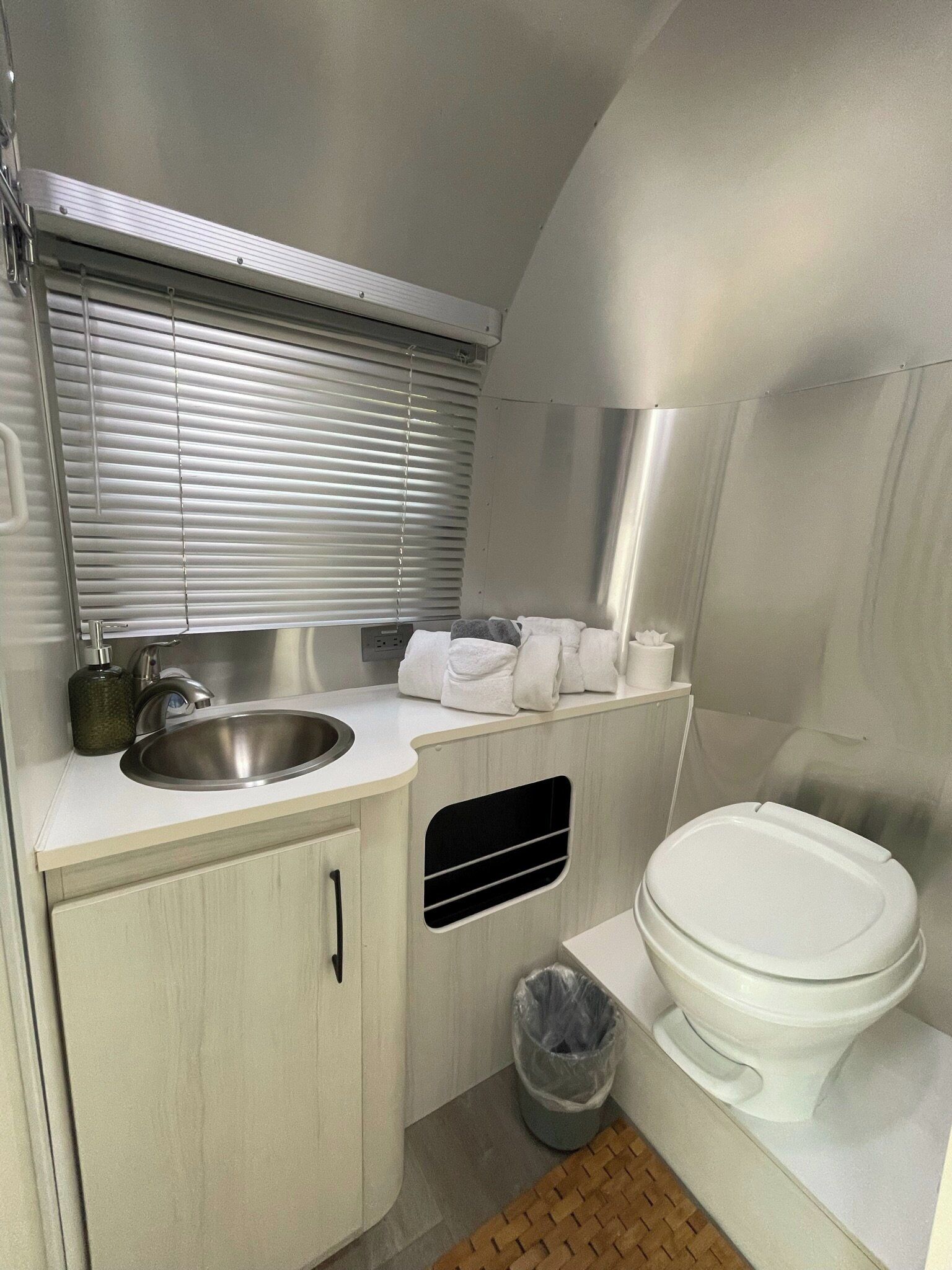 Kabin Eksklusif | Kamar mandi | Shower, perlengkapan mandi gratis, handuk, dan tisu toilet