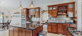 AMAZING VIEWS! Large 4-BR home with hot tub and rooftop deck overlooking ABQ 