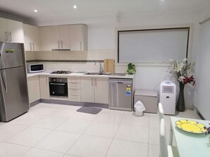 Private kitchen - 15 minutes to Airport Style Home (Dallas)