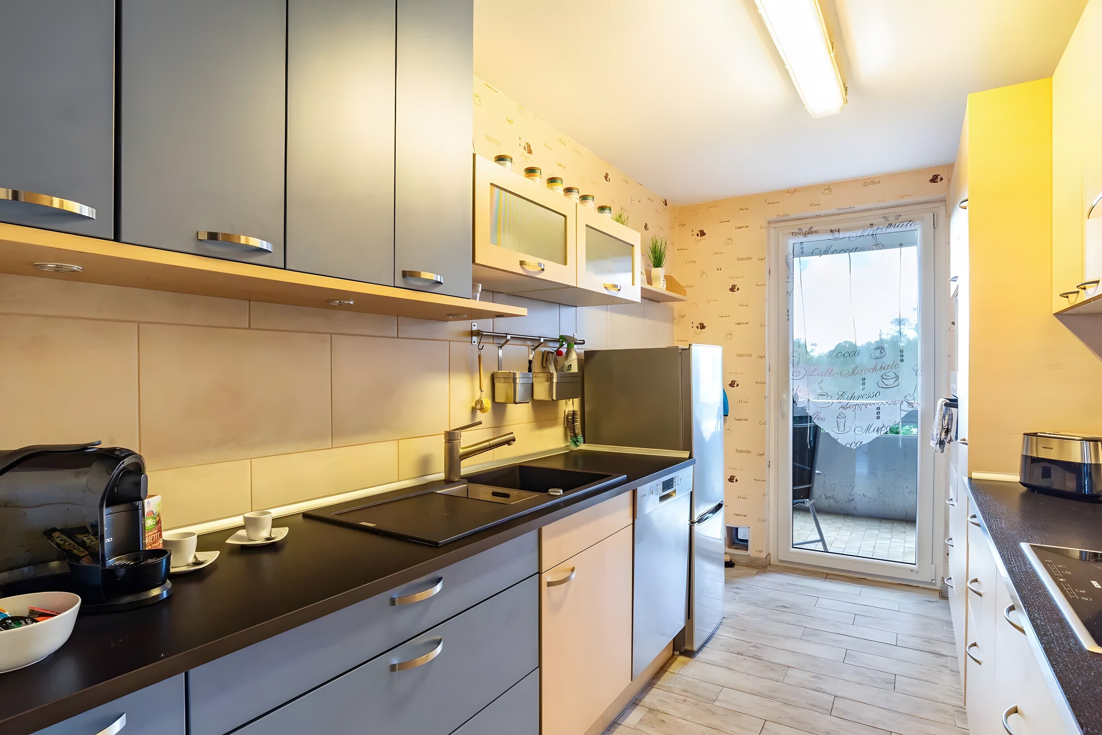 Frigorifero, microonde, forno, piano cottura