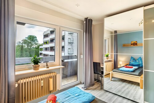 Fewo Goldstadtblick – großzügige 125 m² Wohnung mit 2 Balkonen & 3 SZ für Firmen, Gruppen & Familien