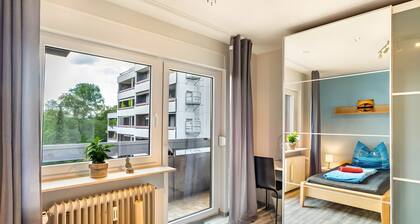 Fewo Goldstadtblick – großzügige 125 m² Wohnung mit 2 Balkonen & 3 SZ für Firmen, Gruppen & Familien