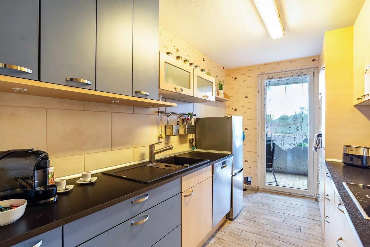 Kühlschrank, Mikrowelle, Ofen, Herdplatte