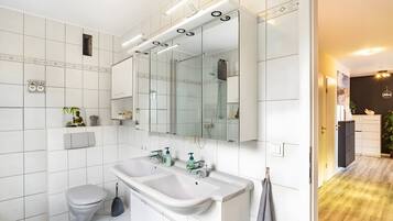 Vasca, asciugacapelli, asciugamani