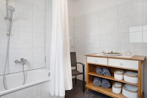 Badekar, hårtørrer, håndklæder